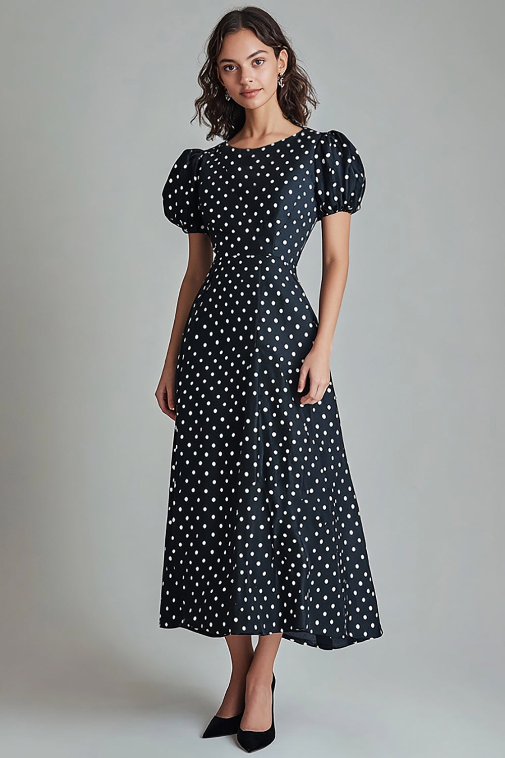 Robe longue trapèze noire à pois blancs à col rond