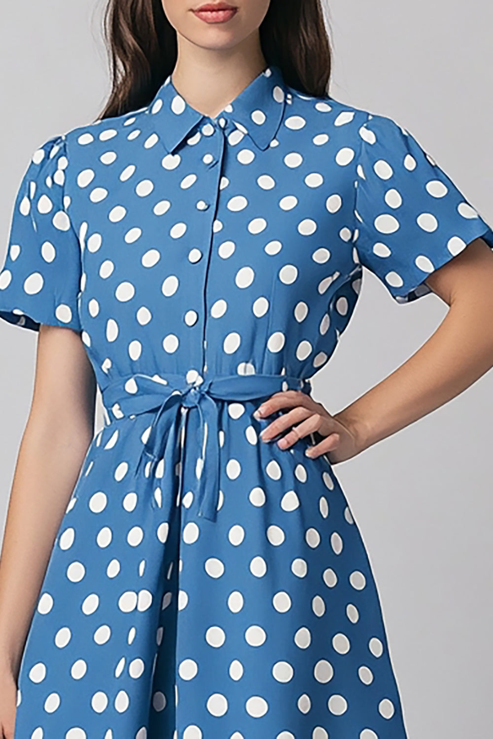 Robe bleue à pois blancs à manches courtes