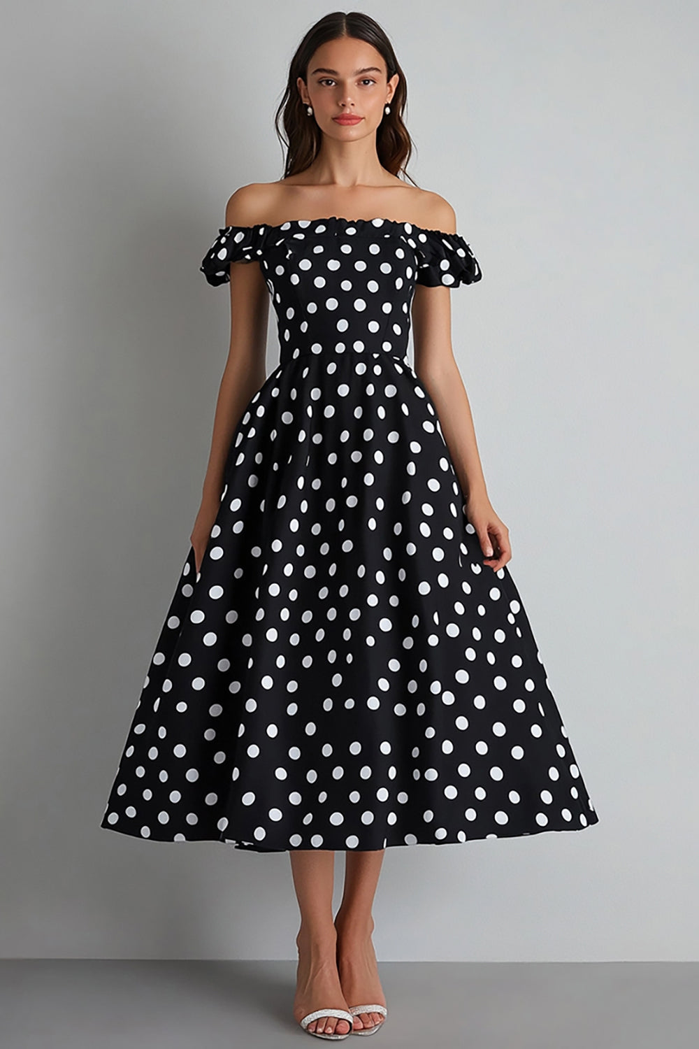 Robe à pois blancs noir à épaules dénudées
