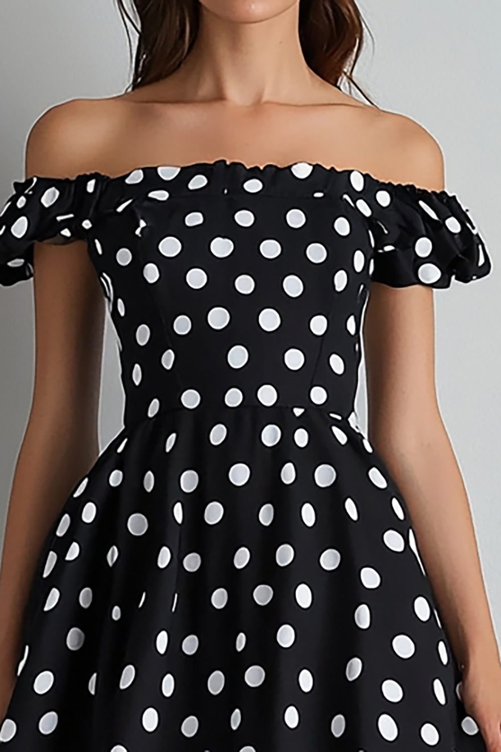 Robe à pois blancs noir à épaules dénudées