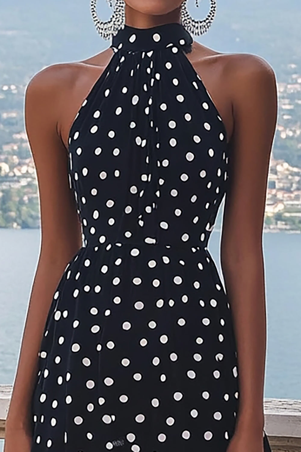 Robe à pois noir blanc à col haut