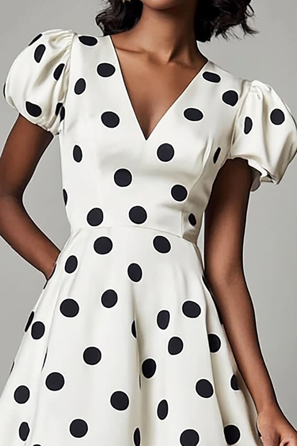 Robe à pois noirs blancs à pois avec manches bouffantes