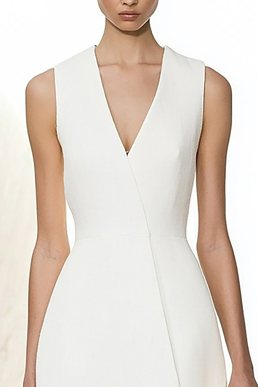 Robe longue de travail en satin ivoire à col en V