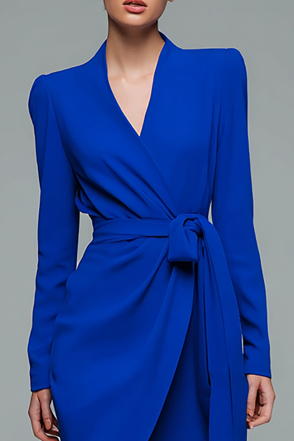 Robe de travail courte crayon à col en V bleu roi avec ceinture