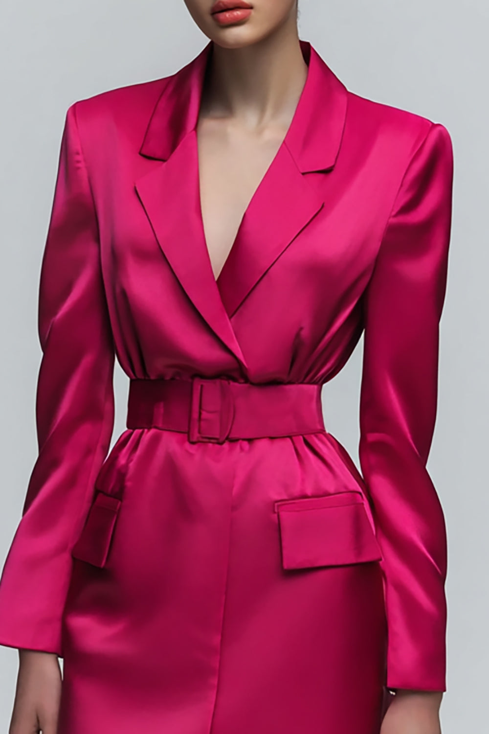 Robe de travail moulante à revers crantés en satin fuchsia
