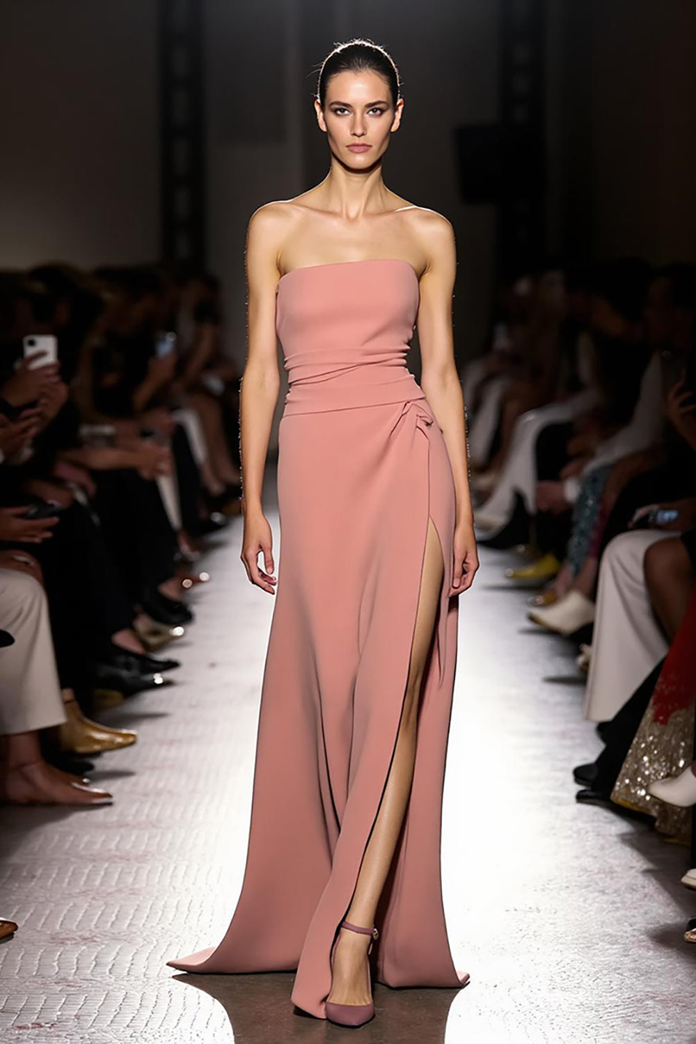 Robe de soirée longue sans bretelles simple froncée rose avec fente