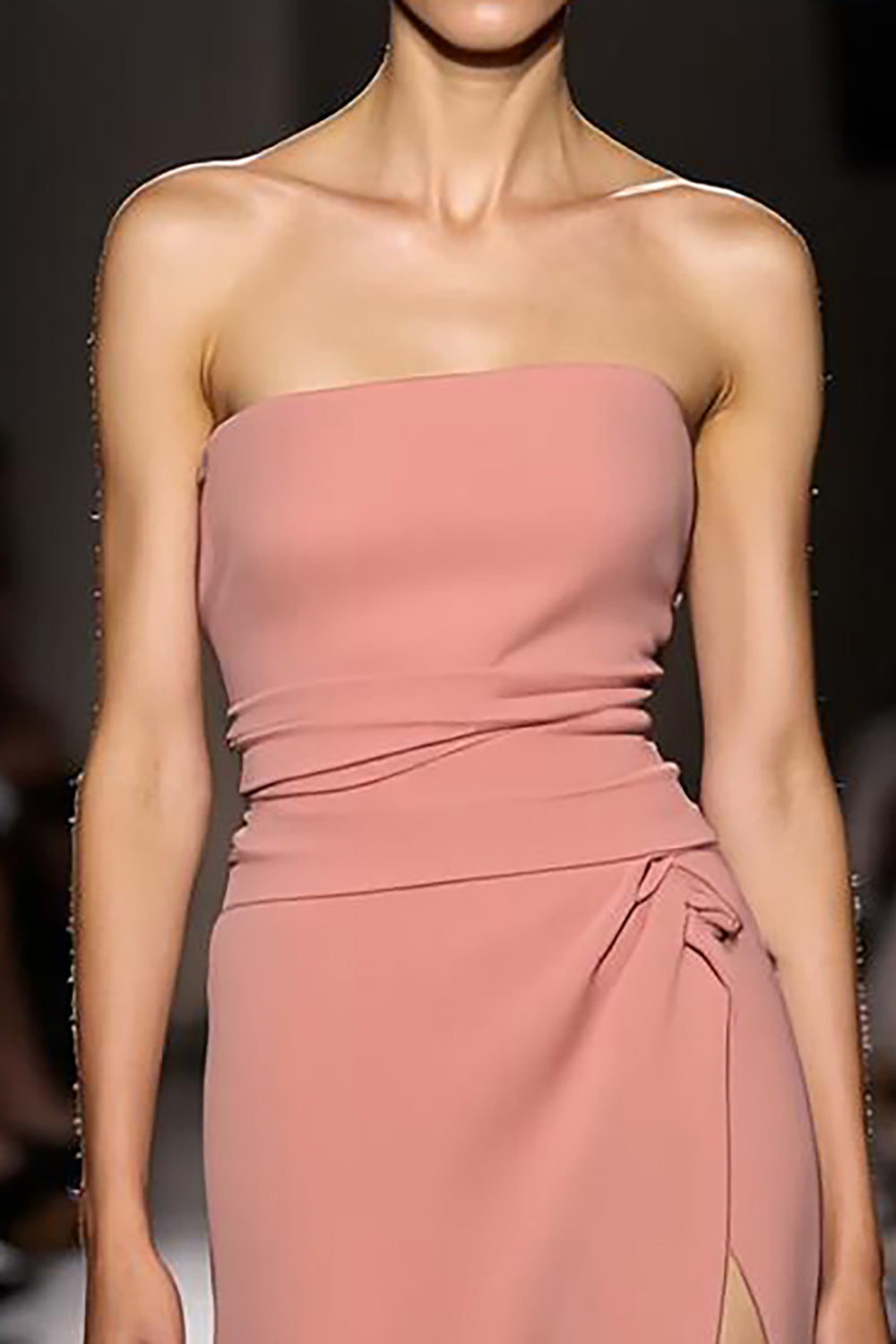 Robe de soirée longue sans bretelles simple froncée rose avec fente