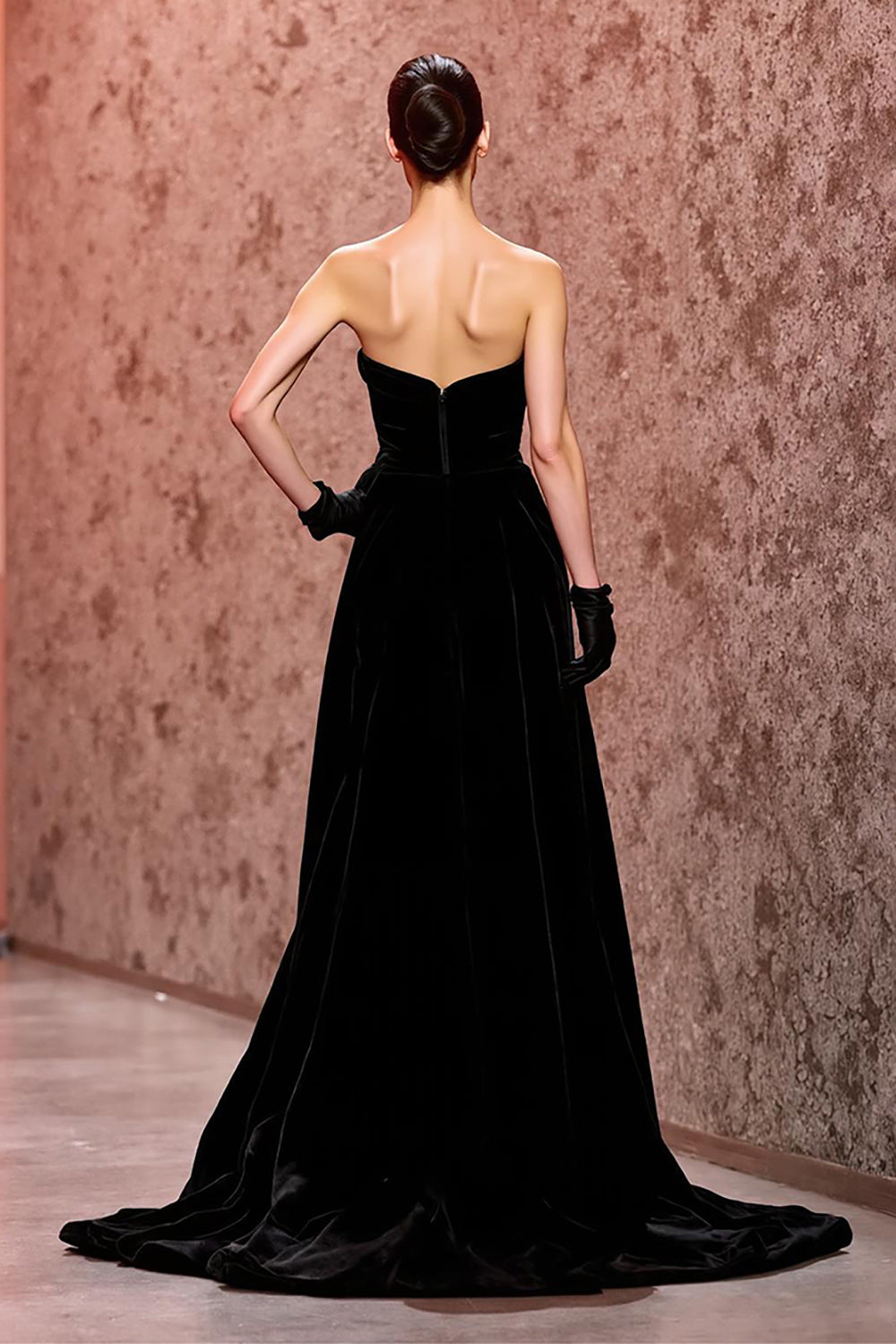 Robe de soirée longue sans bretelles en velours noir simple avec fente