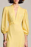 Une ligne jaune col V longue robe