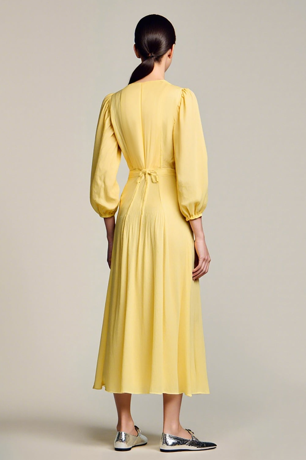 Une ligne jaune col V longue robe