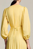 Une ligne jaune col V longue robe