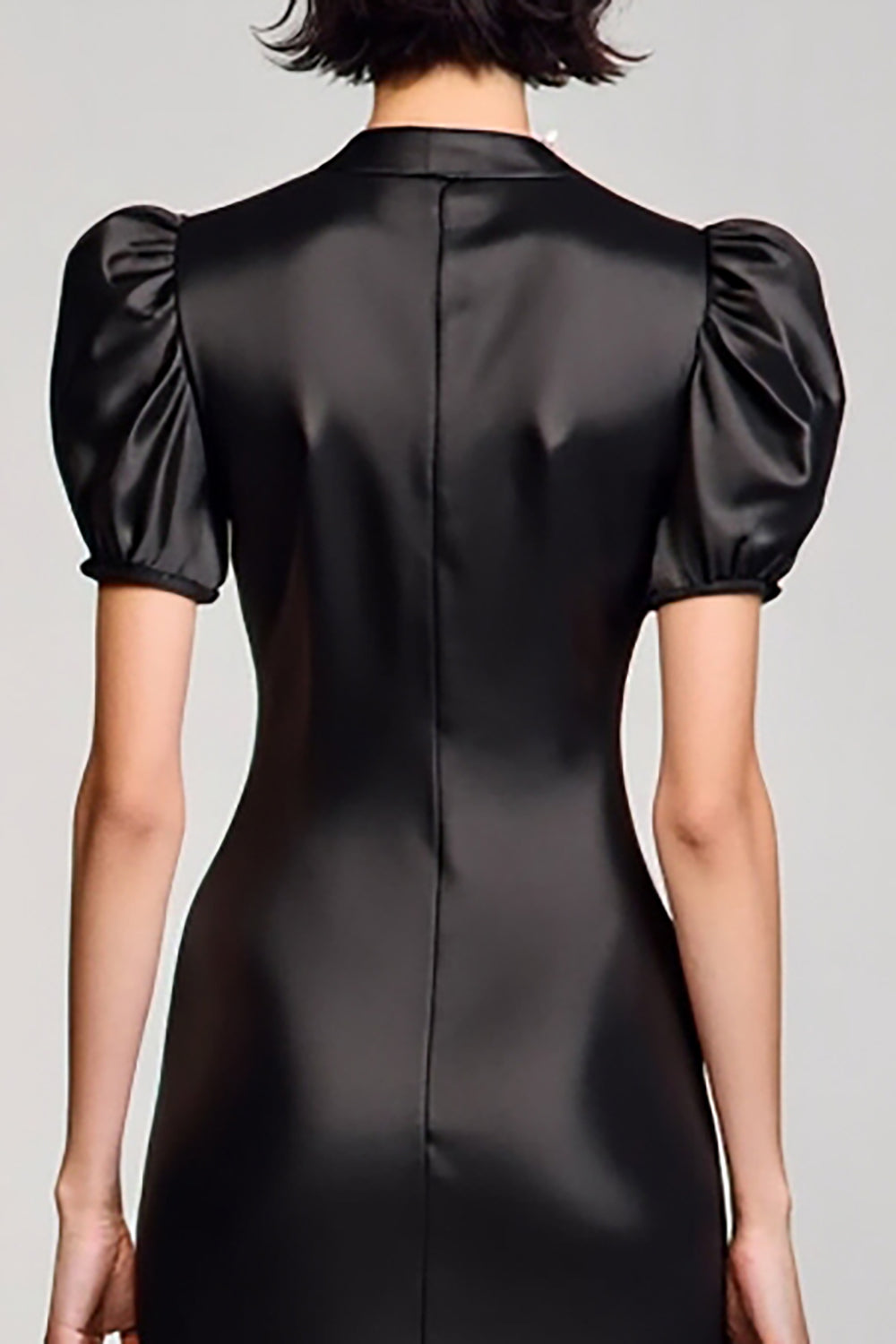 Une ligne noire à manches bouffantes robe longue