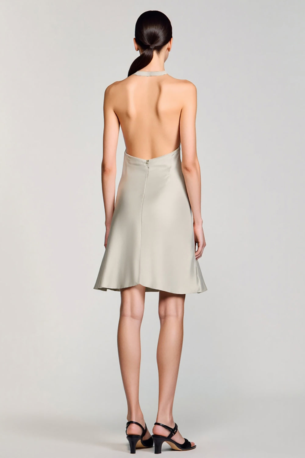 Robe courte dos nu en satin gris