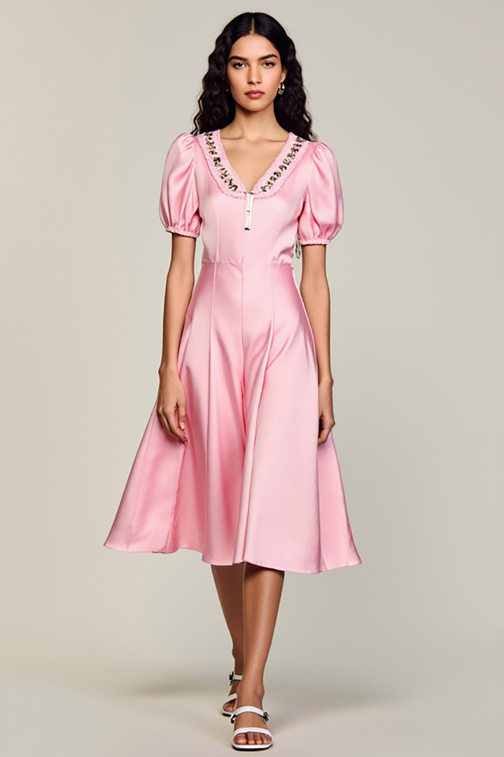 Robe midi en satin rose avec manches bouffantes