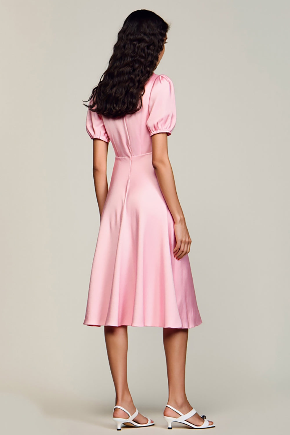 Robe midi en satin rose avec manches bouffantes