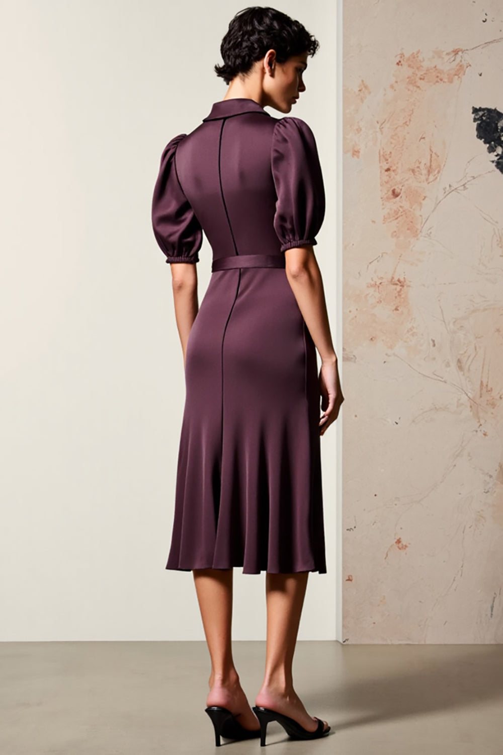 Robe en satin rouge foncé à manches bouffantes