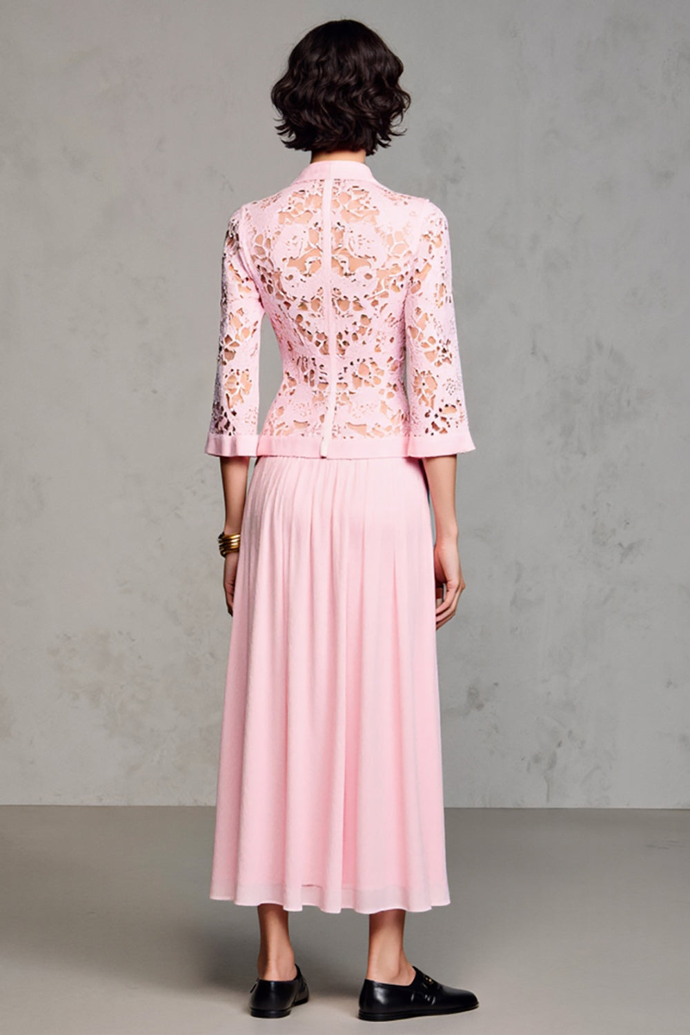 Robe en dentelle rose à manches longues