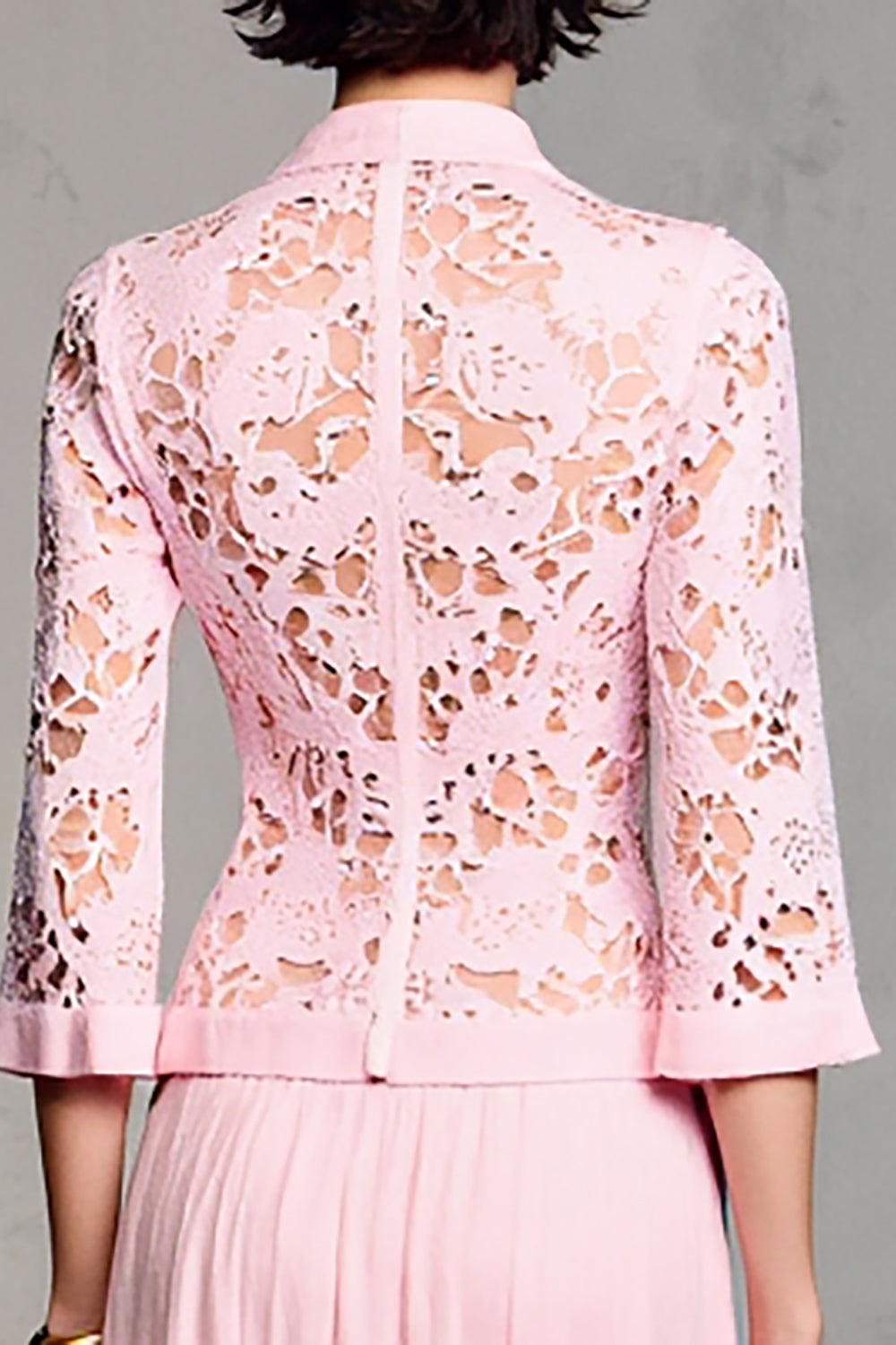 Robe en dentelle rose à manches longues