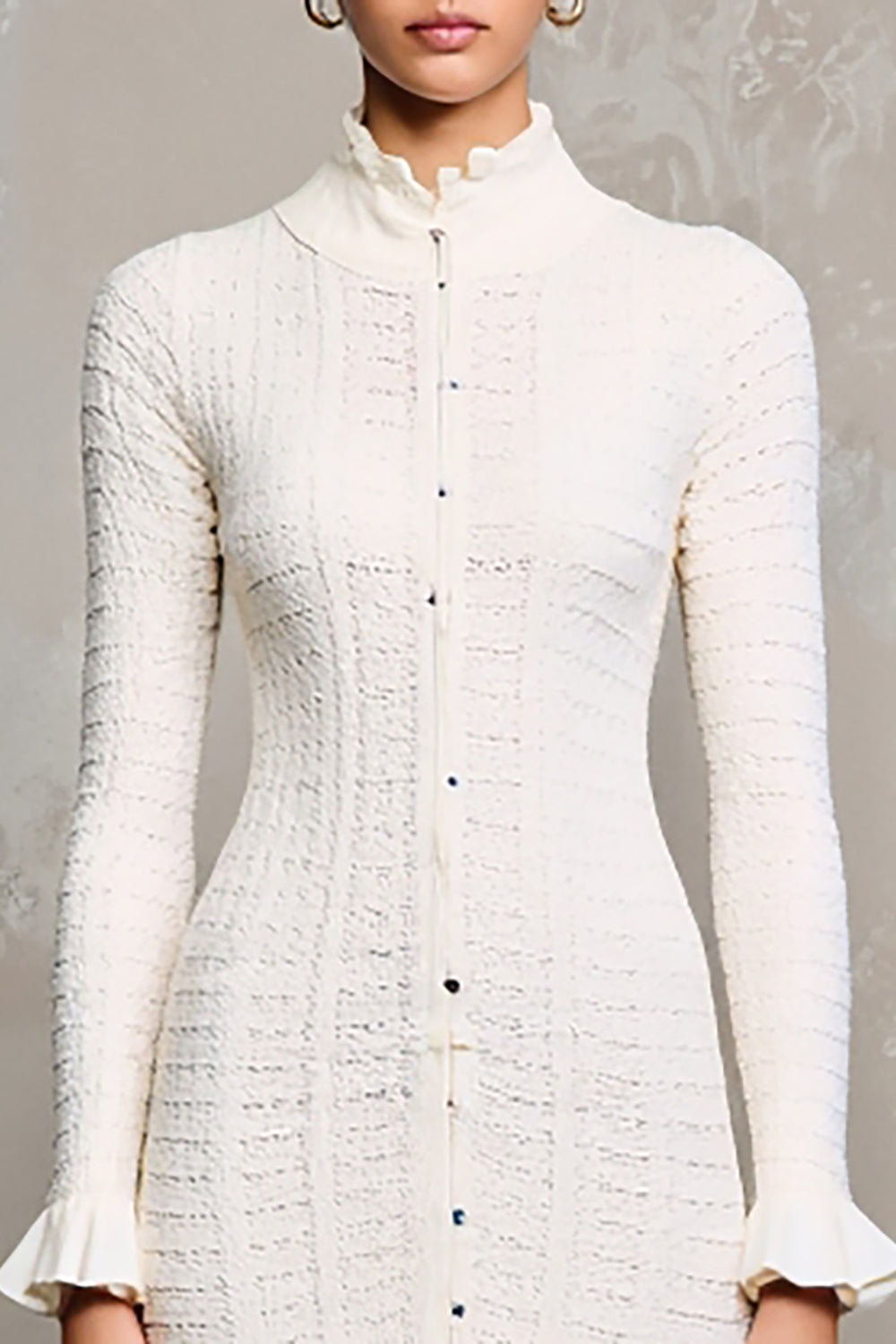 Une ligne à volants ivoire à manches longues robe