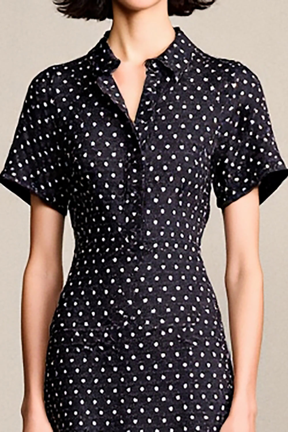 Robe noire à pois
