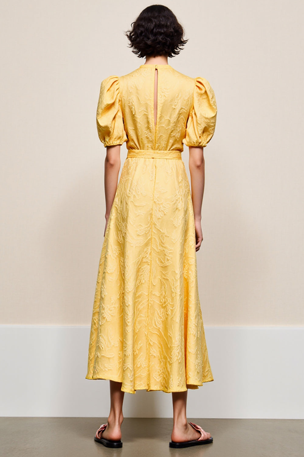 Robe à col en V jaune avec appliques