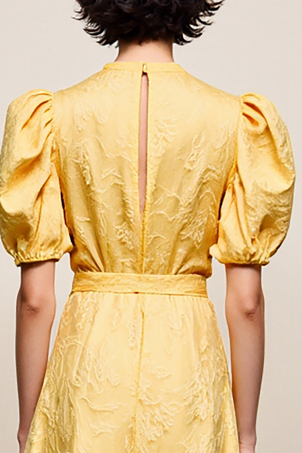 Robe à col en V jaune avec appliques