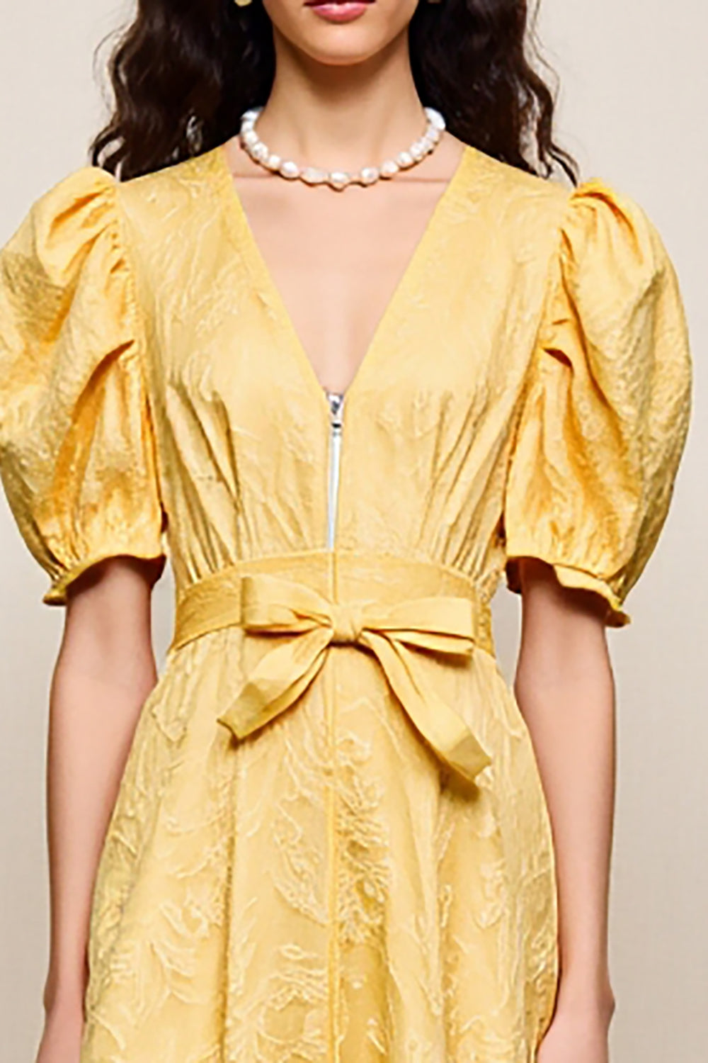 Robe à col en V jaune avec appliques