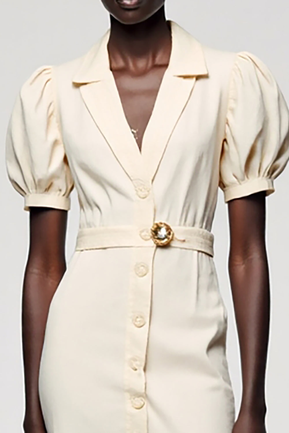 Ivoire col V Une Robe Trapèze Avec Ceinture