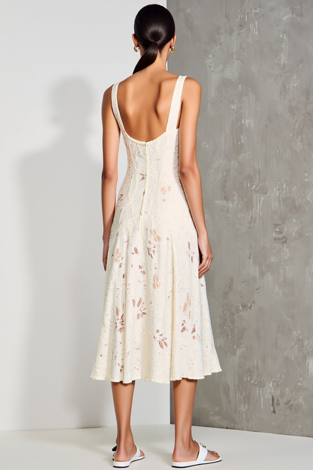 Robe midi blanche à lignes longues avec appliques