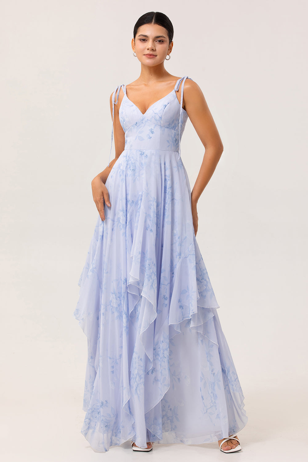 Robe longue de demoiselle d’honneur en mousseline de soie bleue florale avec volants