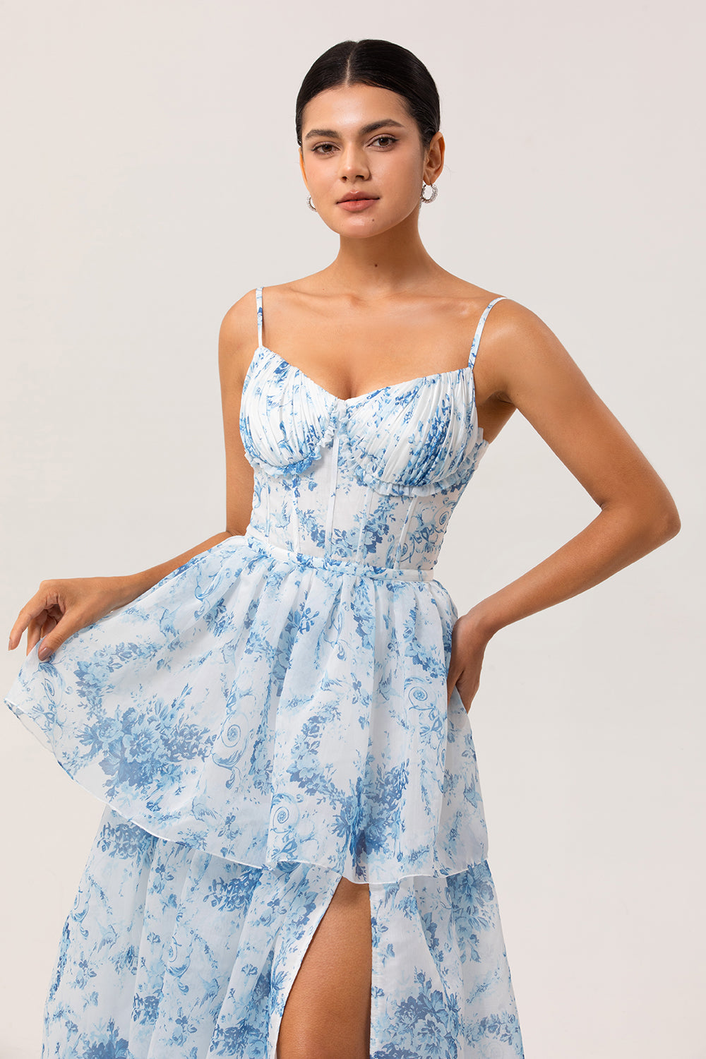 Fleur Bleue Blanc Une Ligne Imprimée Longue Robe de Demoiselle D’honneur À Niveaux Avec Fente