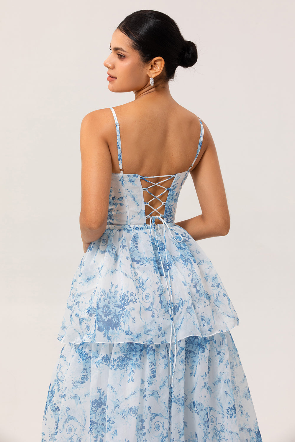 Fleur Bleue Blanc Une Ligne Imprimée Longue Robe de Demoiselle D’honneur À Niveaux Avec Fente