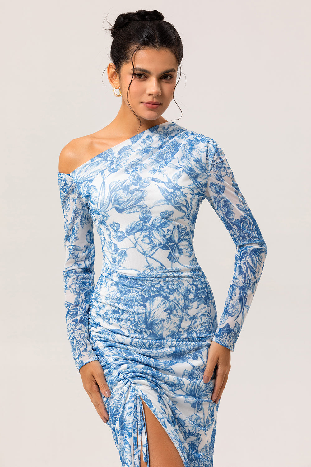 Une épaule gaine fleur bleue manches longues robe de demoiselle d’honneur avec fente