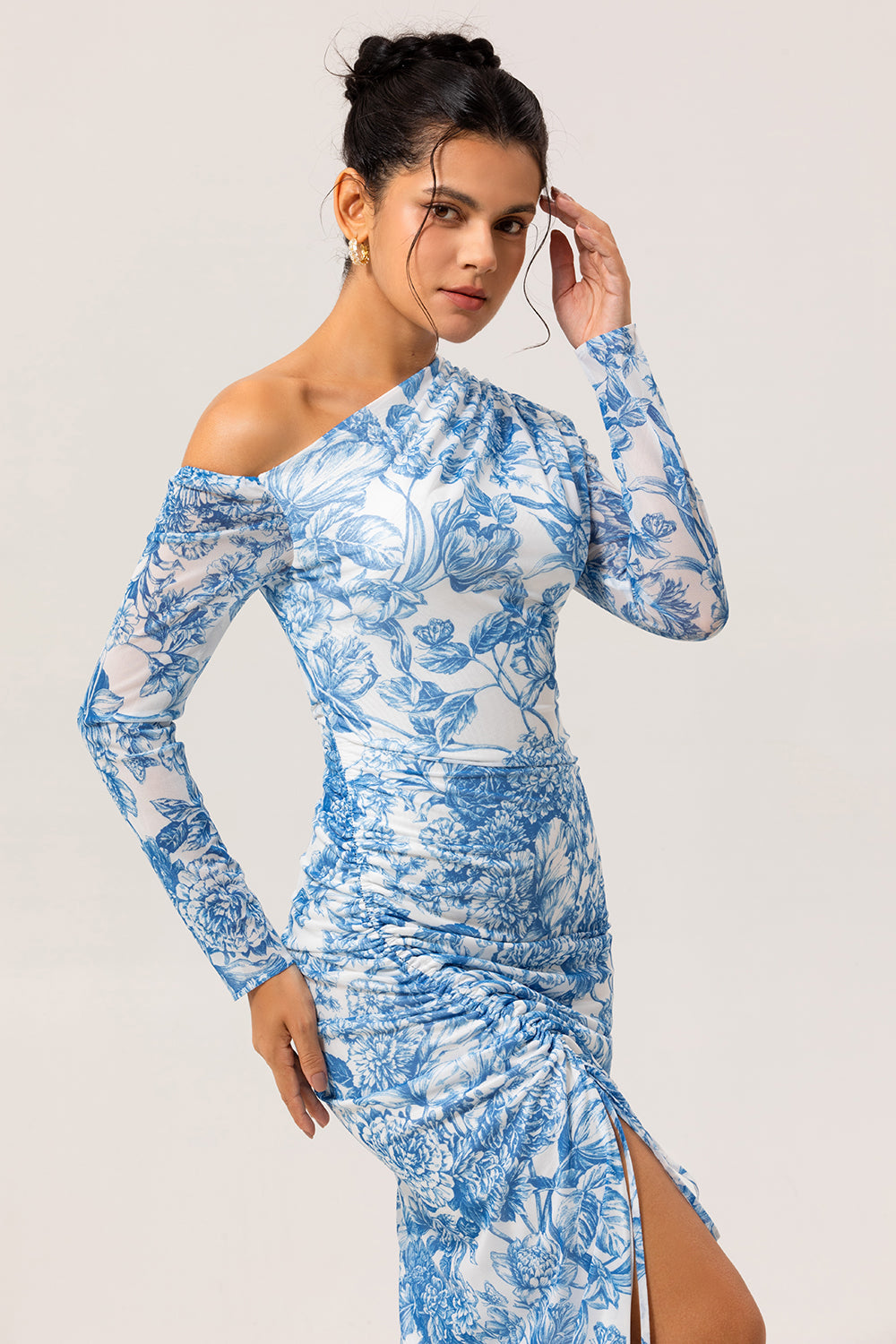 Une épaule gaine fleur bleue manches longues robe de demoiselle d’honneur avec fente