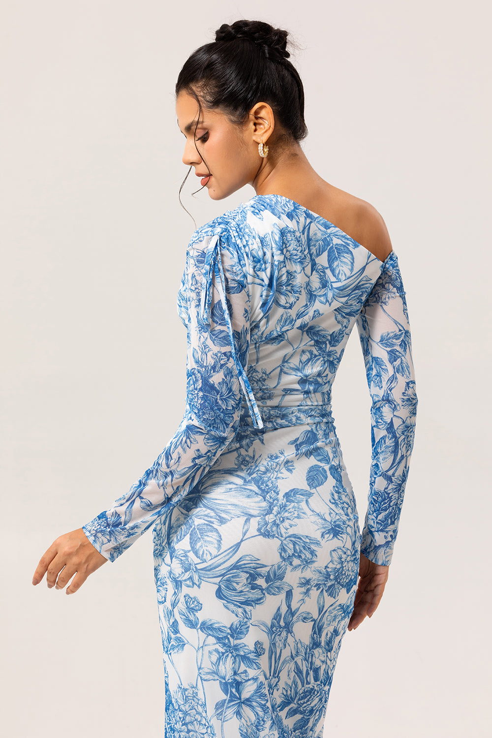 Une épaule gaine fleur bleue manches longues robe de demoiselle d’honneur avec fente