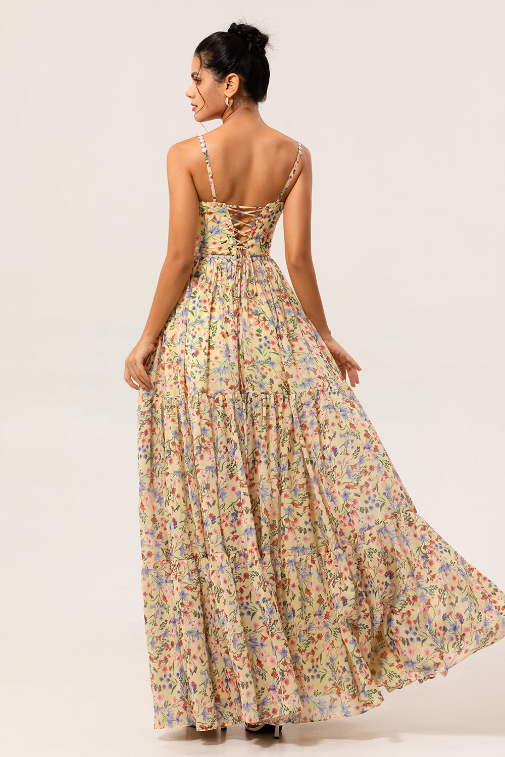 Jaune Floral Une ligne perlée longue robe de demoiselle d’honneur avec fente