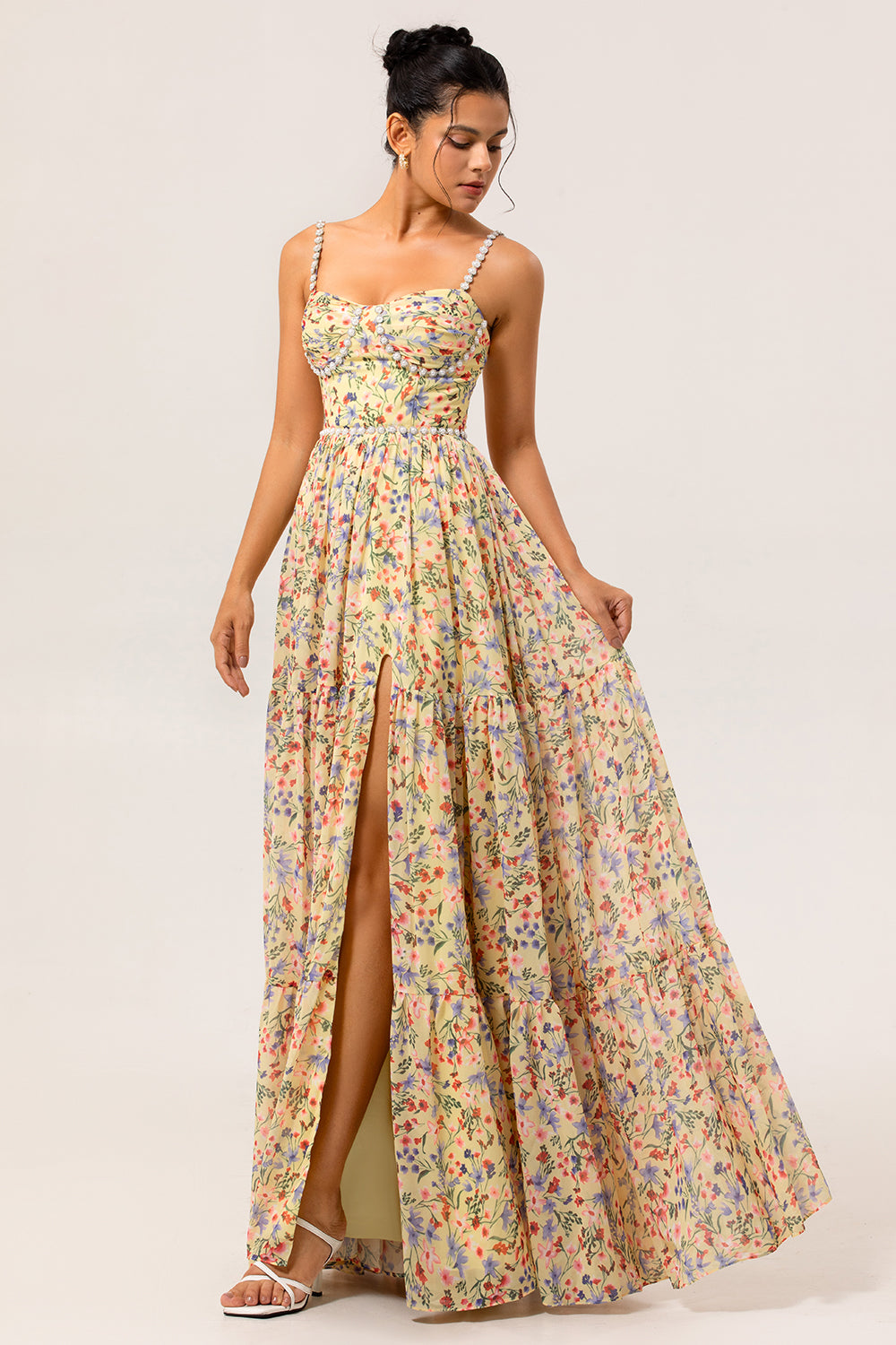 Jaune Floral Une ligne perlée longue robe de demoiselle d’honneur avec fente