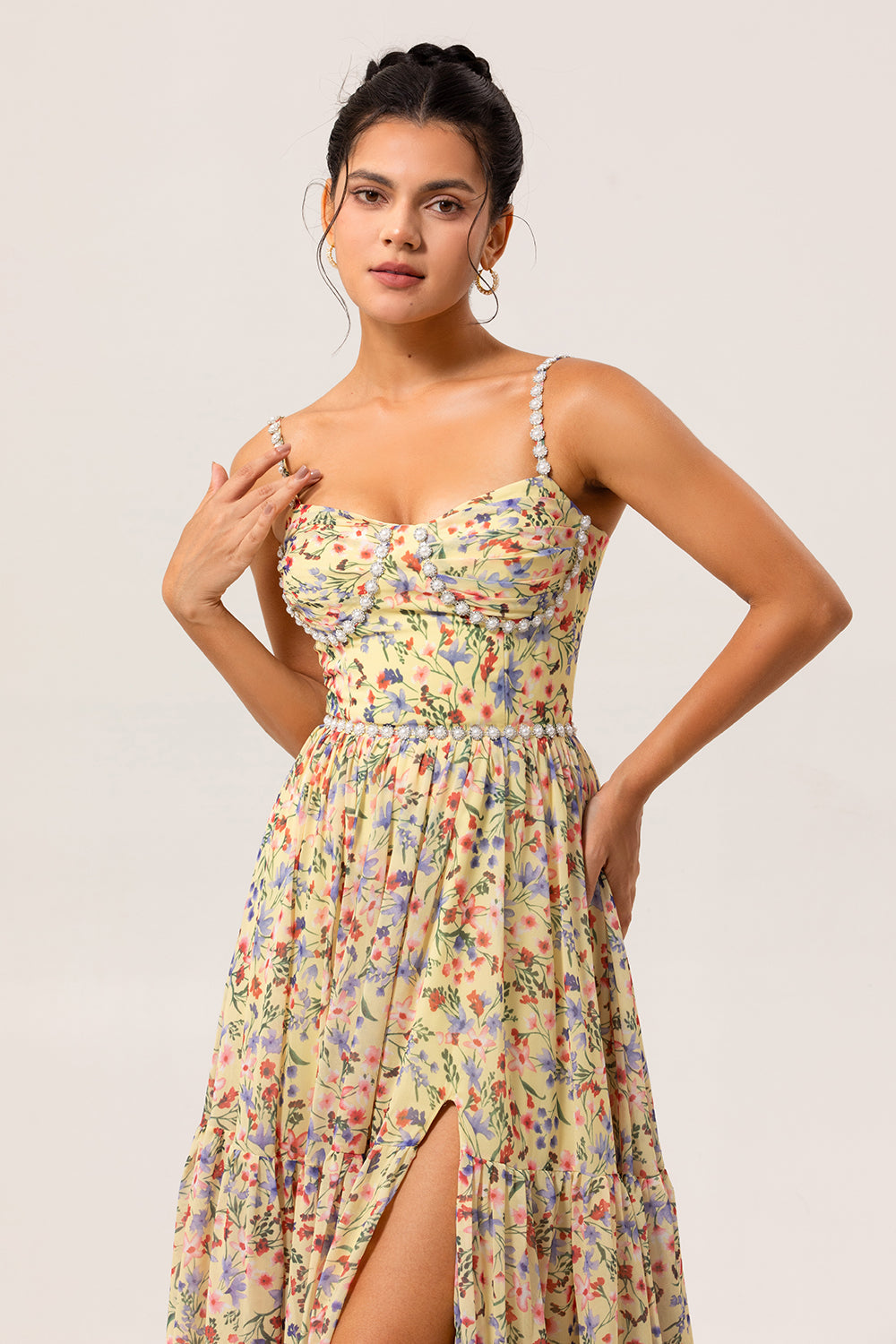 Jaune Floral Une ligne perlée longue robe de demoiselle d’honneur avec fente