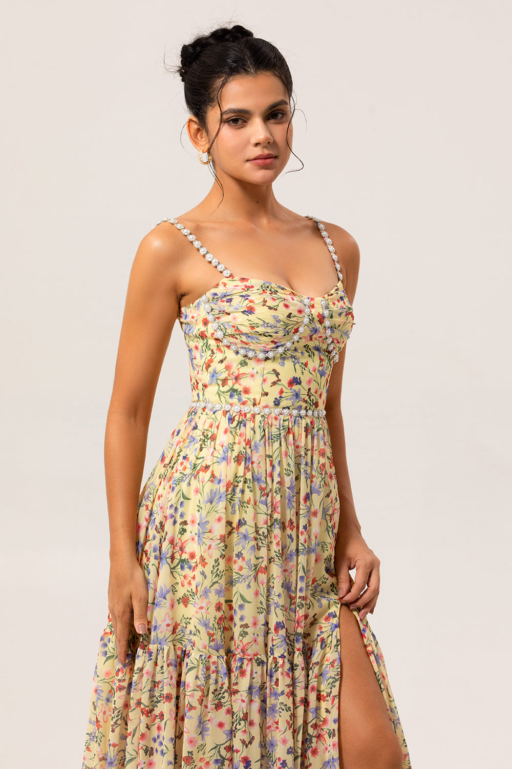 Jaune Floral Une ligne perlée longue robe de demoiselle d’honneur avec fente