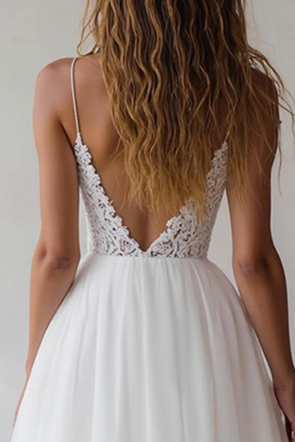 Dentelle Une Ligne Col V Longue Robe De Mariée Blanche
