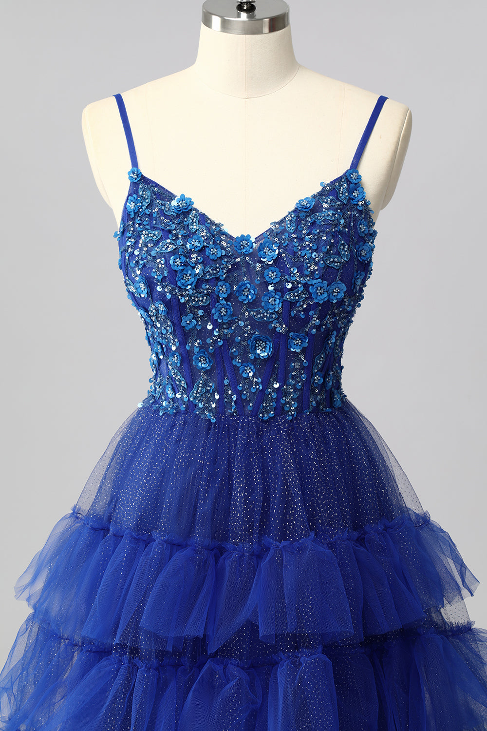 Corset bleu royal scintillant Une robe de bal longue à plusieurs niveaux avec appliques