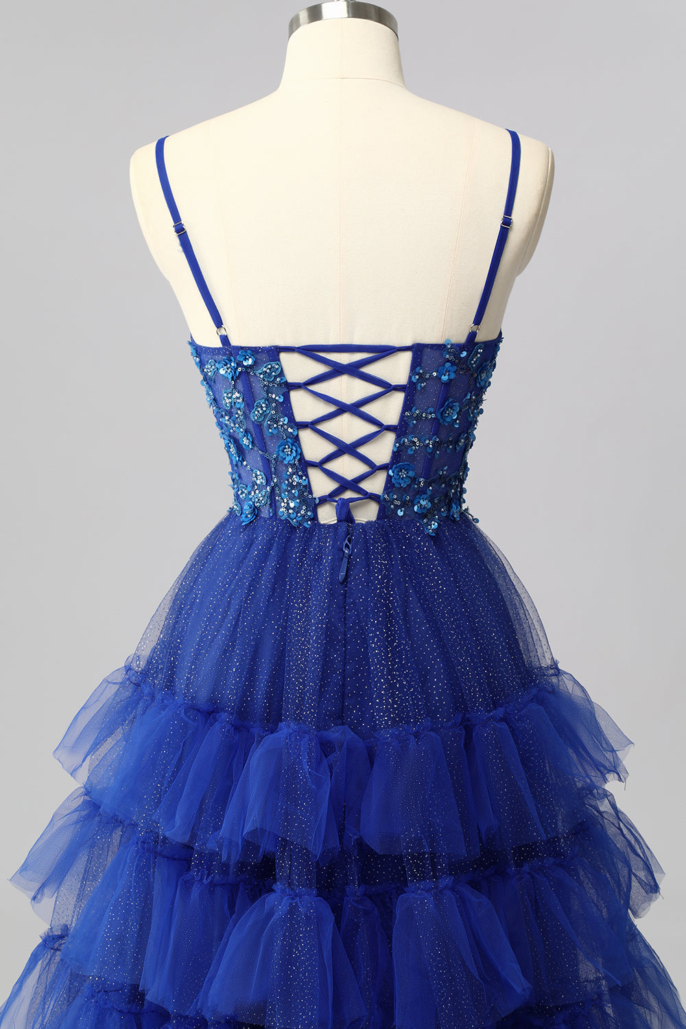 Corset bleu royal scintillant Une robe de bal longue à plusieurs niveaux avec appliques