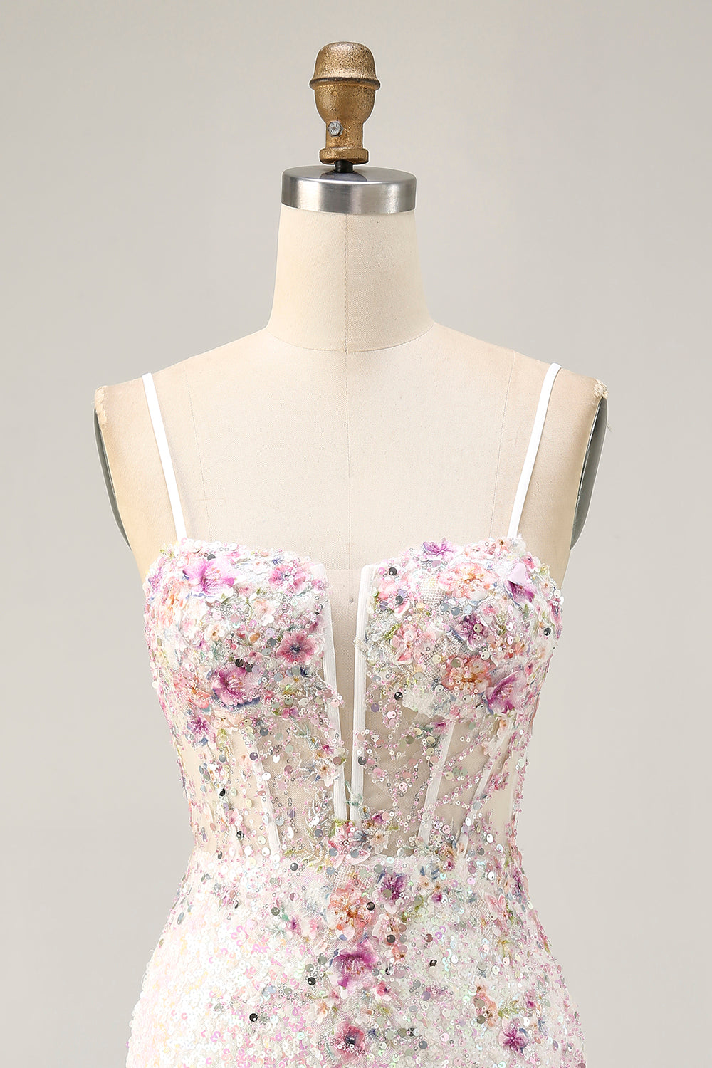 Robe courte à sequins floraux scintillants blancs pour les retrouvailles