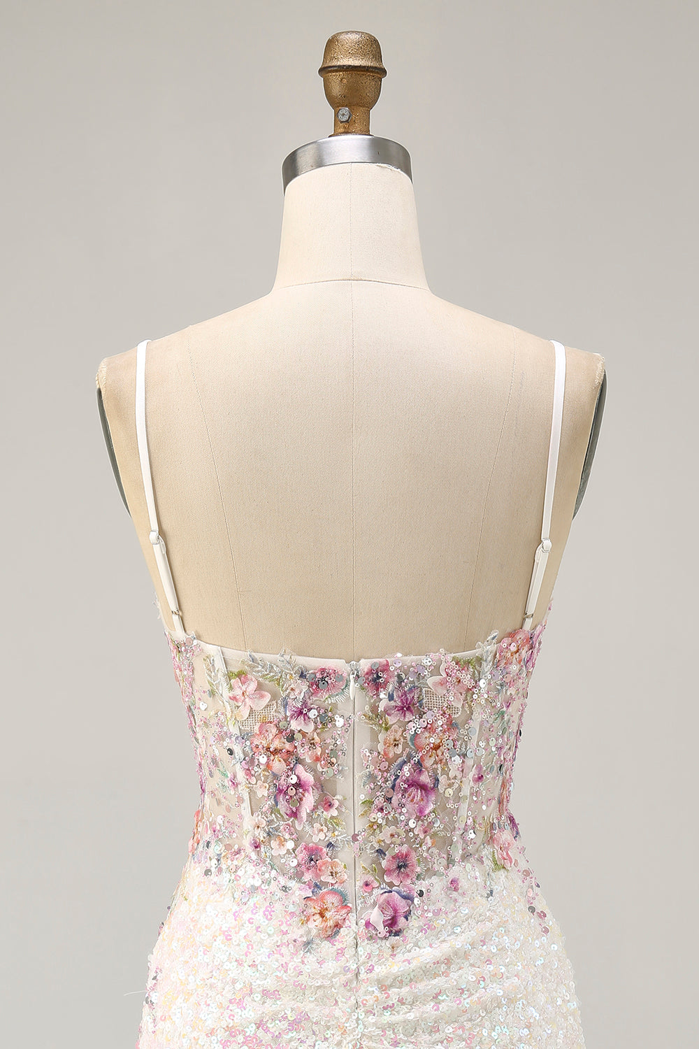 Robe courte à sequins floraux scintillants blancs pour les retrouvailles