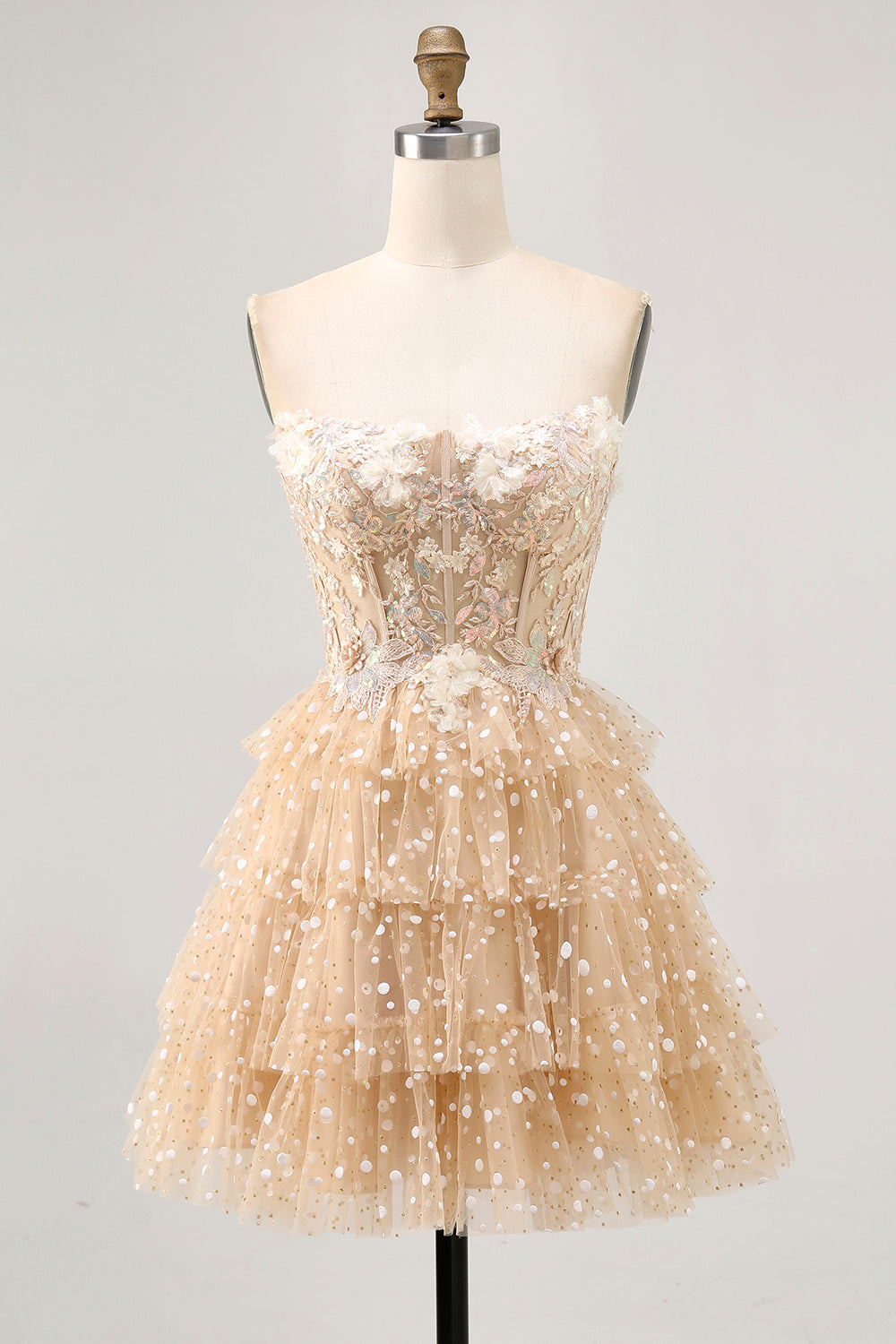 Champagne A Line Robe de bal sans bretelles à plusieurs niveaux appliquée