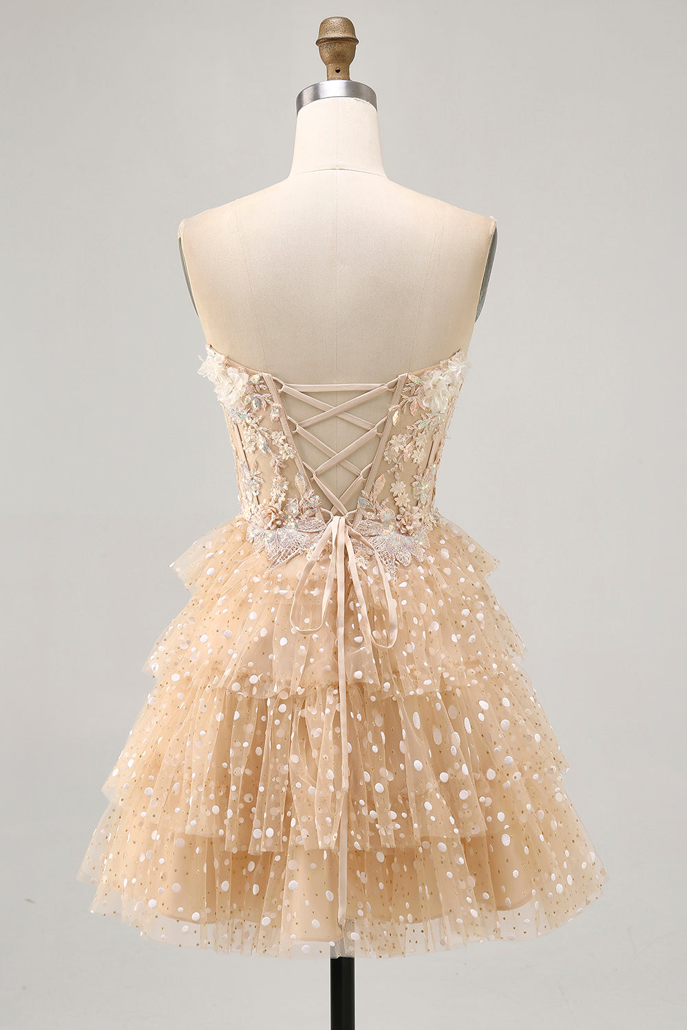 Champagne A Line Robe de bal sans bretelles à plusieurs niveaux appliquée
