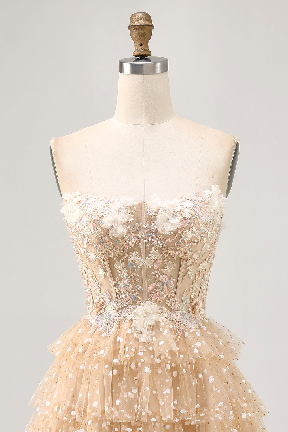 Champagne A Line Robe de bal sans bretelles à plusieurs niveaux appliquée