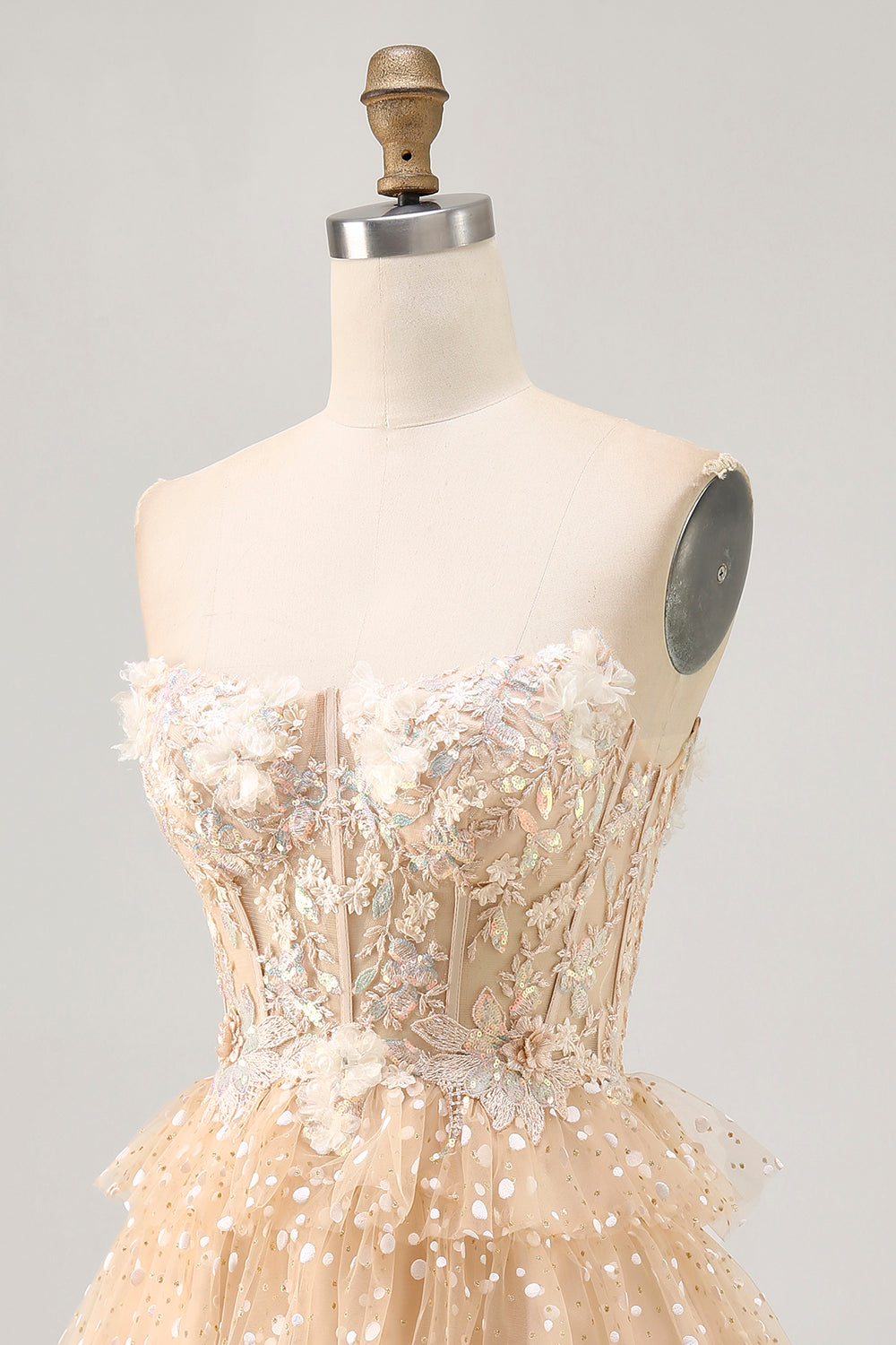 Champagne A Line Robe de bal sans bretelles à plusieurs niveaux appliquée