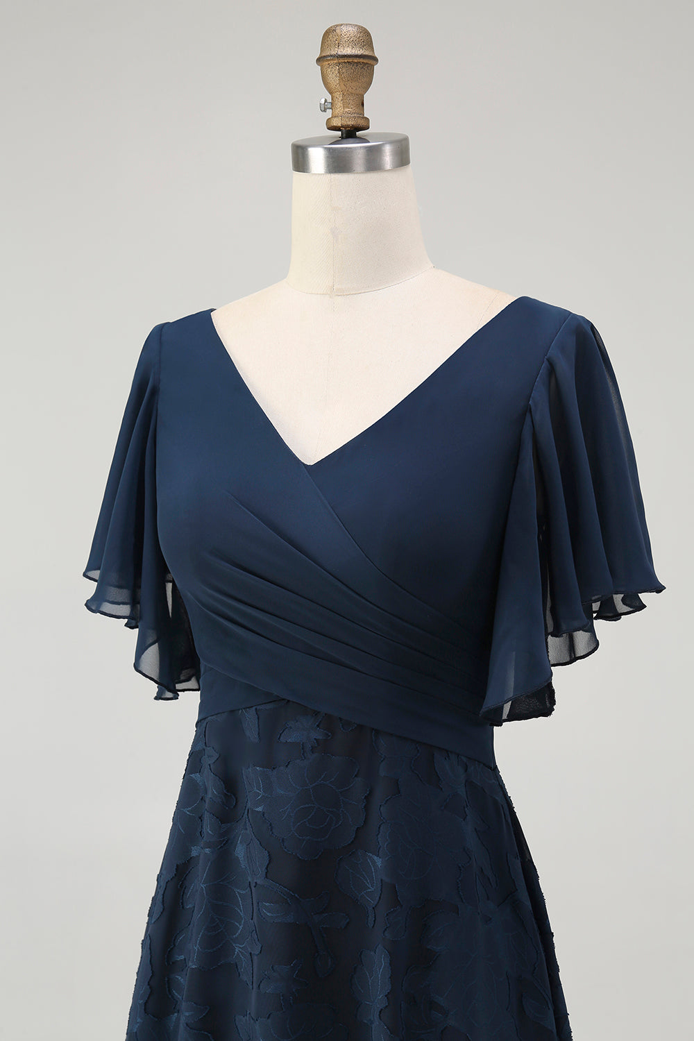 Robe de demoiselle d’honneur longue à col en V florale bleu marine avec manches flottantes