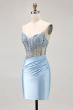 Robe de bal moulante corset perlée en satin bleu